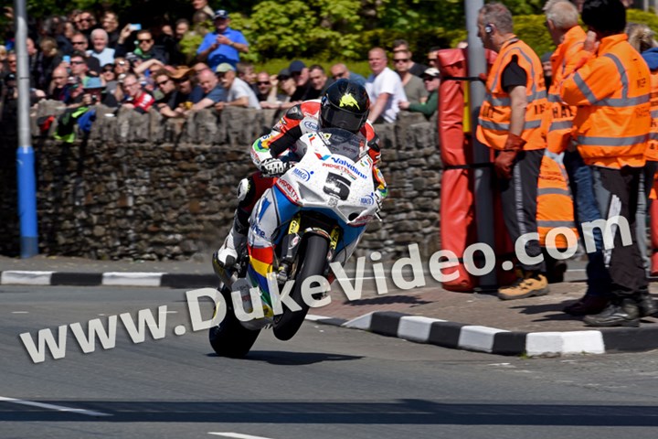 Bruce Anstey Top of Bray Hill TT 2015 - click to enlarge
