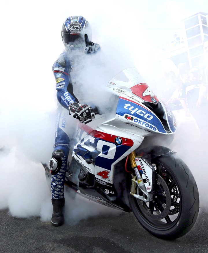 Ian Hutchinson celebrates victory Superstock TT 2016 - click to enlarge