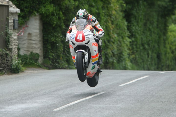 Ian Hutchinson Ballacrye Superstock TT 2010 (2) - click to enlarge