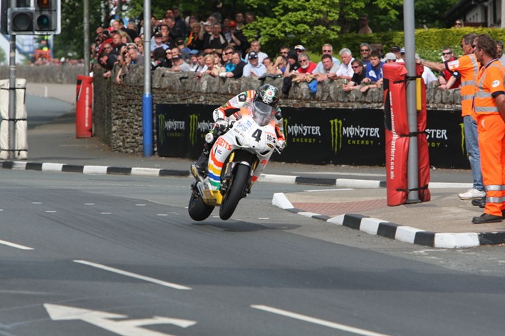 Ian Hutchinson St Ninians Superbike TT 2010 - click to enlarge