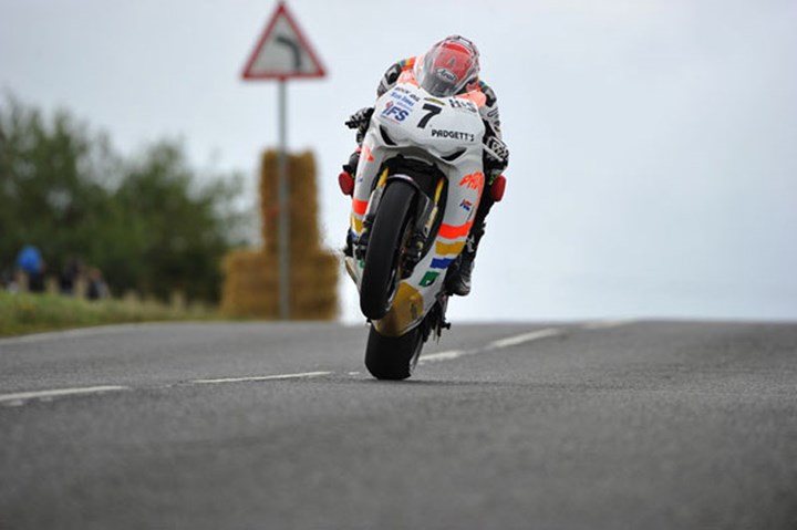 Ian Hutchinson Ulster 2010 - click to enlarge