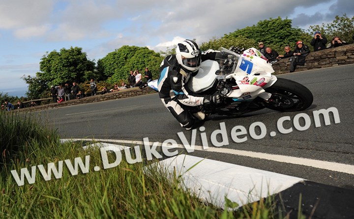 Michael Dunlop TT 2012 on his way to victory Supersport 2 - click to enlarge