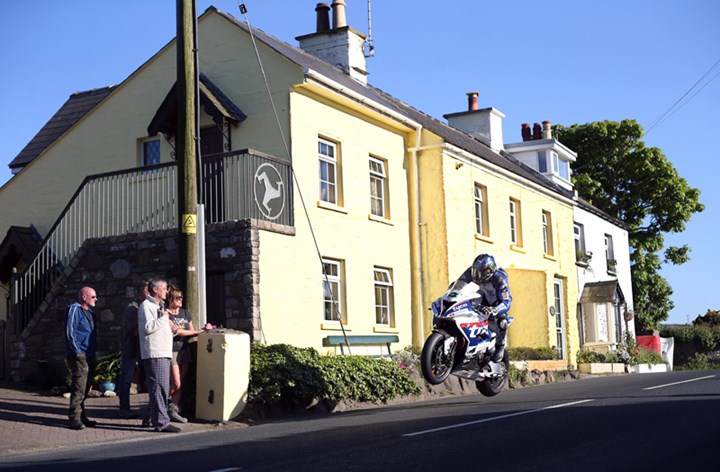 The fans up close  Ian Hutchinson, Rhencullen  TT 2016. - click to enlarge